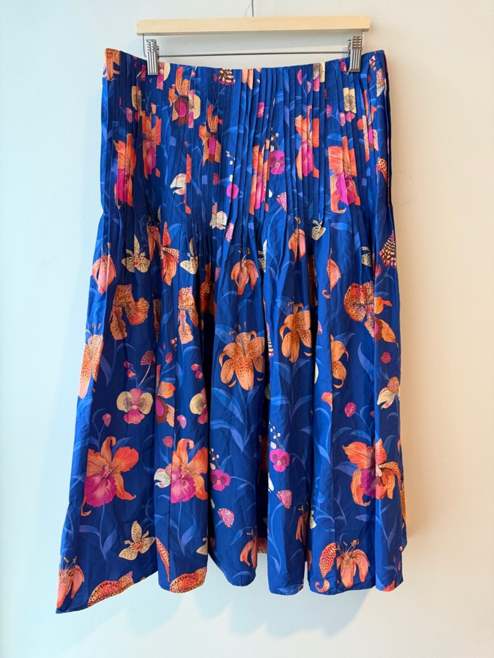 🆕 FARM Rio Blue Floral Pleated Midi Skirt with Orange Accents - Picture 6 of 6